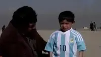 Pertemuan bocah kostum plastik dengan Lionel Messi, akhirnya terwujud.