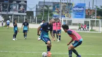 Pemain asing Persib Bandung, Mohamed Rashid, kala berlatih bersama tim di Bali jelang berlaga di putaran kedua BRI Liga 1 2021/2022. (Bola.com/Erwin Snaz)