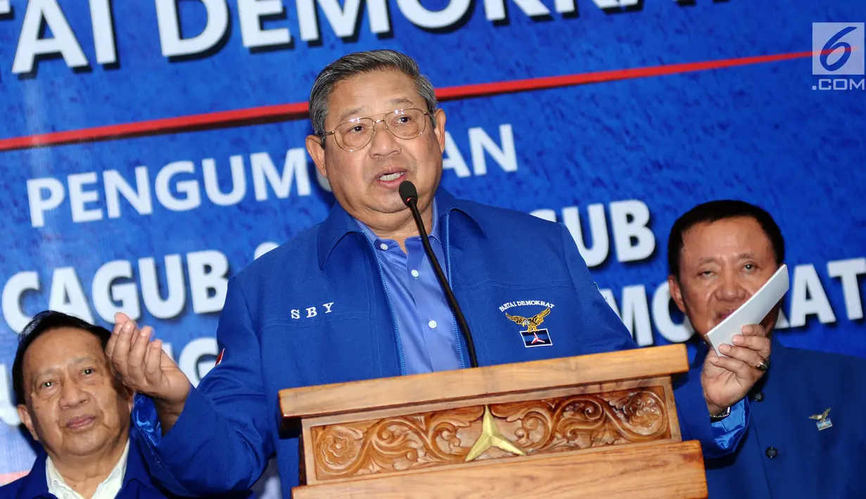 Ketua Umum Partai Demokrat, Susilo Bambang Yudhoyono (tengah) mengumumkan nama bakal Cagub-Cawagub yang akan diusung pada Pilkada 2018, Jakarta, Minggu (7/1). Majelis Tinggi Partai Demokrat mengumumkan 17 pasang nama. (Liputan6.com/Helmi Fithriansyah)