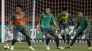 Gelandang Timnas Indonesia, Bayu Pradana, menggiring bola saat latihan di Stadion Maguwoharjo, Sleman, Selasa (11/6/2017). Latihan ini persiapan jelang ujicoba melawan Puerto Rico. (Bola.com/Vitalis Yogi Trisna)