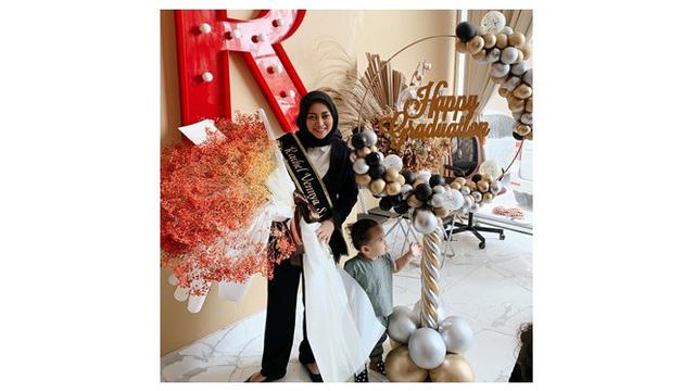 Momen Saat Rachel Vennya Lulus Kuliah Bareng Suami