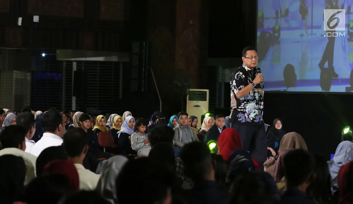 Direktur Utama PT KAI Edi Sukmoro menjadi pembicara dalam gelaran Emtek Goes to Campus (EGTC) 2018 di Universitas Gadjah Mada, Yogyakarta, Kamis (18/10). Edi Sukmoro membagikan pengalamannya selama menjadi Dirut PT KAI. (Liputan6.com/Herman Zakharia)
