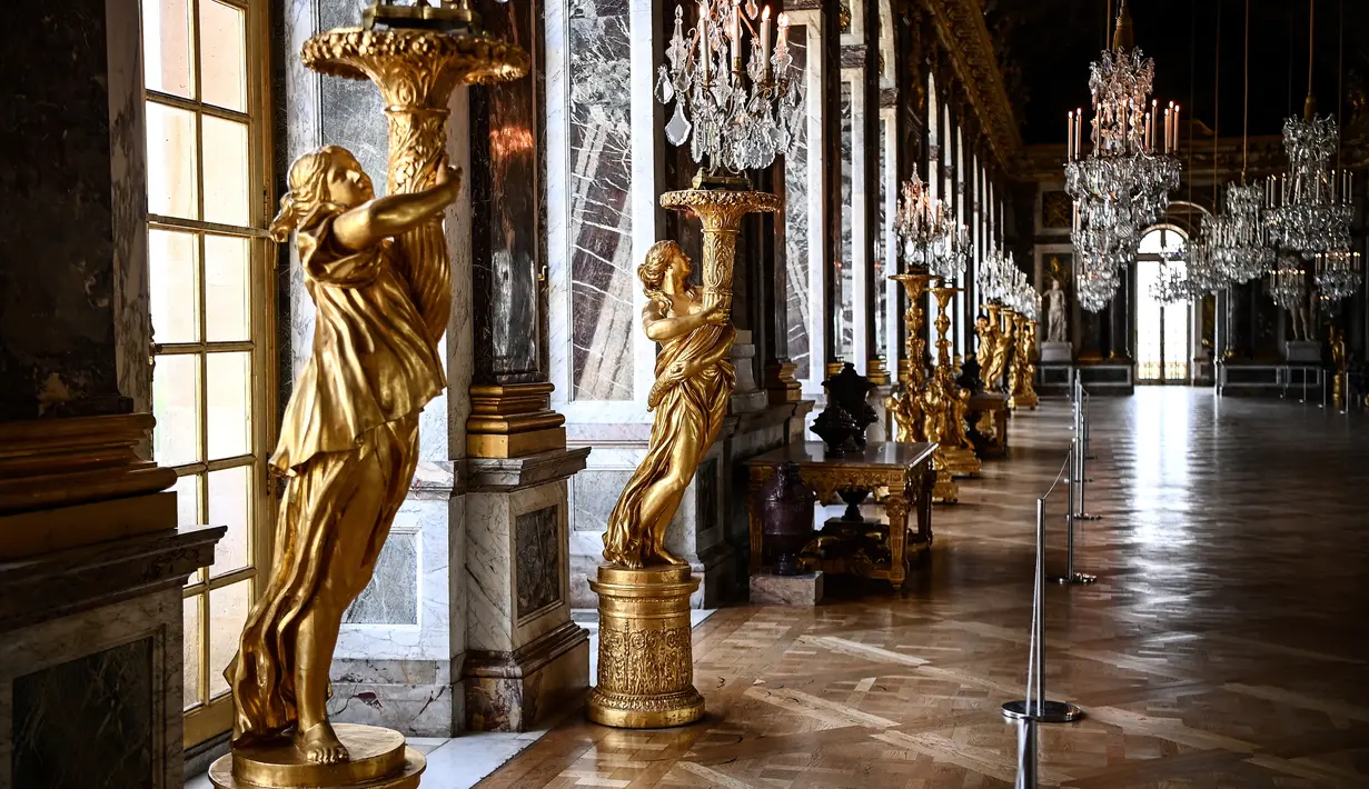Istana Versailles membuka kembali kamar pribadi Ratu Marie Antoinette sebagai bagian dari perayaan hari jadi istana yang ke-400. (Photo by Christophe ARCHAMBAULT / AFP)