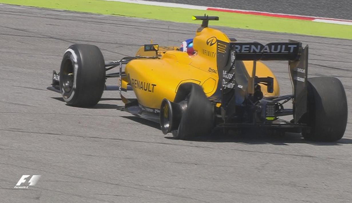 Pebalap Renault, Jolyon Palmer, mengalami pecah ban saat mengikuti latihan bebas kedua F1 GP Spanyol di Sirkuit Catalunya, Spanyol, Jumat (13/5/2016). (Bola.com/Twitter/F1)