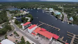 Warga di Florida bersiap menghadapi Badai Tropis Idalia yang diperkirakan menghantam wilayah itu pada Rabu (30/8). (AP Photo/Rebecca Blackwell)