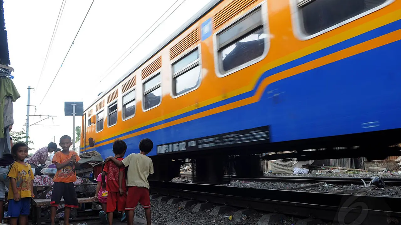 Potret Kehidupan di Pinggir Rel Kereta Api