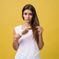 Memiliki rambut tebal, sehat, dan berkilau tentu menjadi dambaan banyak orang. Namun, tidak sedikit yang mengeluhkan rambut rontok, terutama saat menyisir atau keramas. (foto/dok: freepik/benzoix)