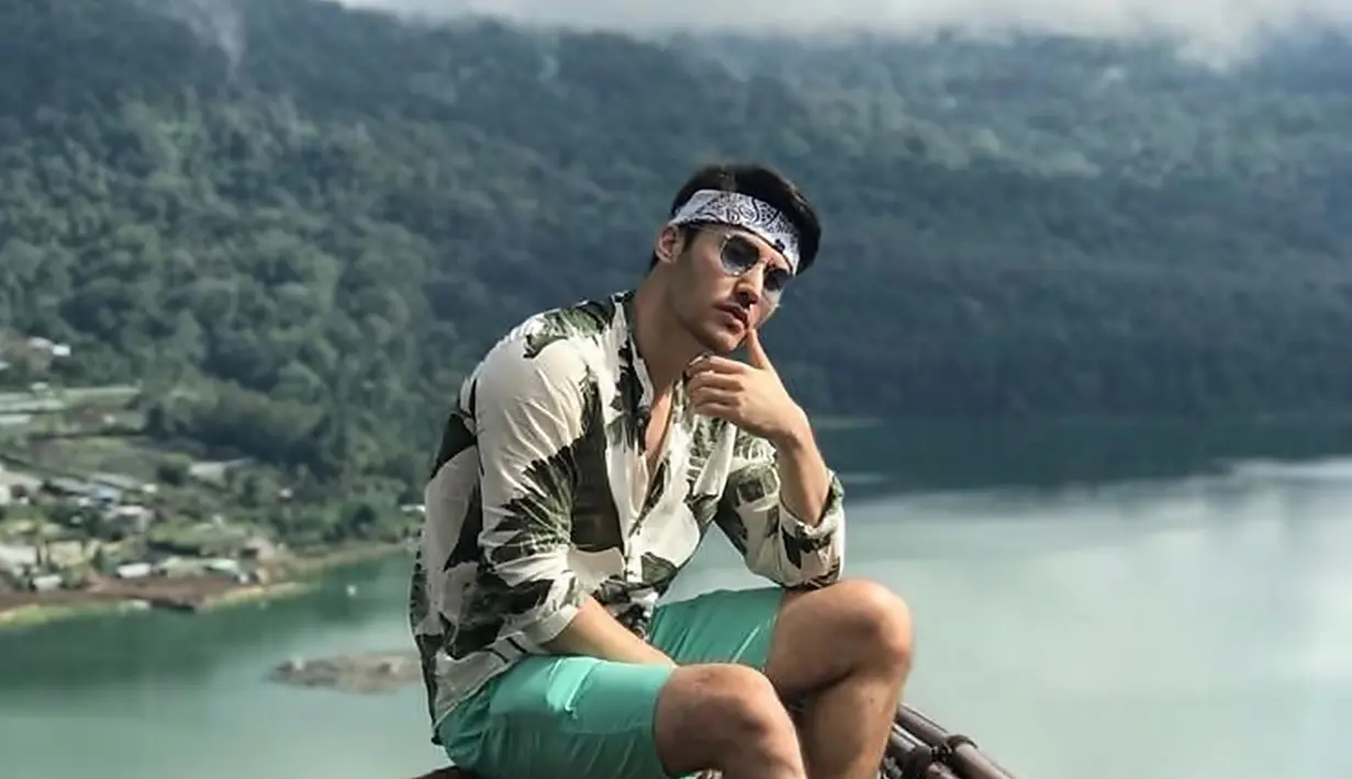 Laki-laki kelahiran Banyuwangi yang berdarah Indonesia Afghanistas ini belakangan curi perhatian. Model iklan yang kerap tampil maskulin ini sedang berperan dalam sinetron Love Story The Series sebagai sebagai Rama. (Liputan6.com/IG/baravalentino_)