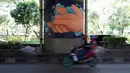 Mural bertema Covid-19 menghiasi pilar Jalan Tol Ir. Wiyoto Wiyono di kawasan Cempaka Putih, Jakarta, Rabu (2/12/2020). Mural tersebut juga bertujuan mengingatkan masyarakat akan bahaya Covid-19 yang masih terjadi hingga saat ini.  (Liputan6.com/Immanuel Antonius)