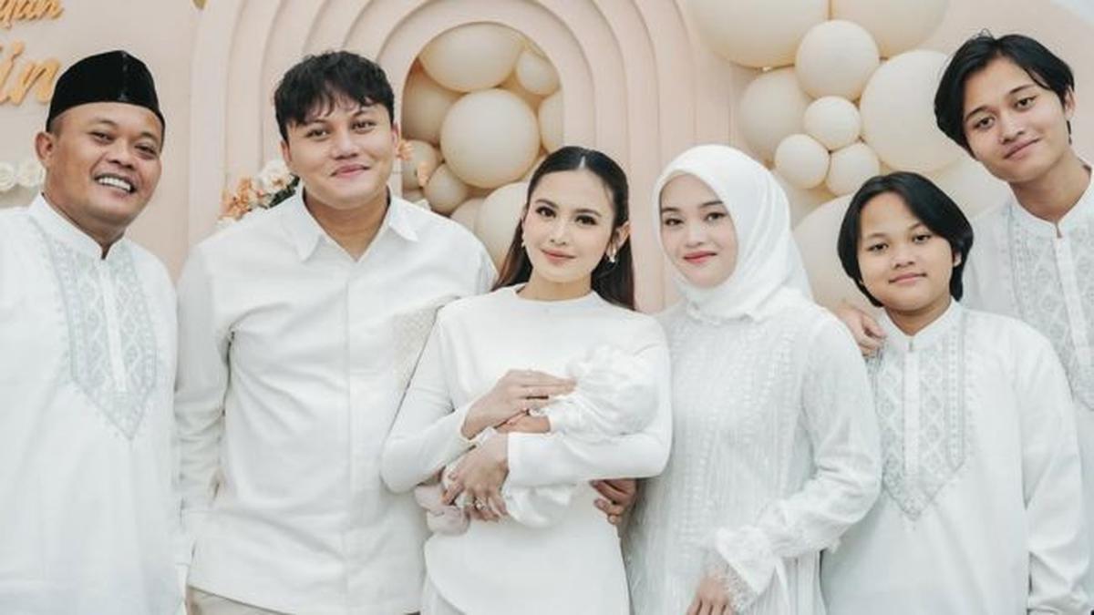 Curi Perhatian, 4 Potret Putri Delina Tampil Menawan di Momen Aqiqah Anak Mahalini dan Rizky Febian