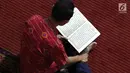 Seorang pria membaca Alquran di dalam Masjid Istiqlal, Jakarta, Kamis (17/5). Di bulan Ramadan, Masjid Istiqlal menjadi salah satu masjid yang banyak dikunjungi warga untuk beribadah sekaligus menunggu waktu berbuka puasa. (Liputan6.com/Immanuel Antonius)