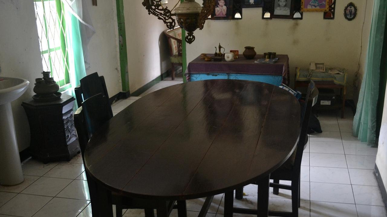 Meja dan kursi tempat pertemuan Tan Malaka dan Panglima Besar Jenderal Soedirman di Patikraja, Banyumas, 1946. (Foto: Liputan6.com/Muhamad Ridlo)