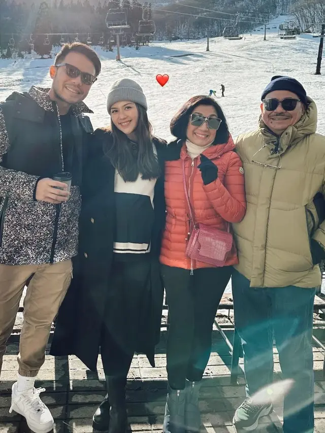 8 Gaya Kompak Jessica Mila Kenakan Outfit Musim Dingin Bersama Kakak Ipar dan Ibu Mertua Saat Liburan di Jepang