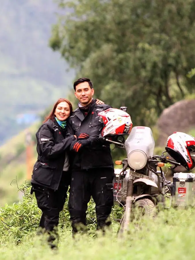 FOTO: Momen Seru Darius Sinathrya bersama Donna Agnesia Saat Naik Moge