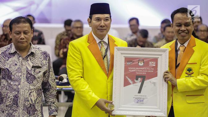 Ketua Dewan Pembina Partai Berkarya Tommy Soeharto (tengah) mendapatkan nomor 7 sebagai peserta pemilu 2019 saat pengundian nomor urut parpol di kantor KPU, Jakarta, Minggu (19/2). (Liputan6.com/Faizal Fanani)