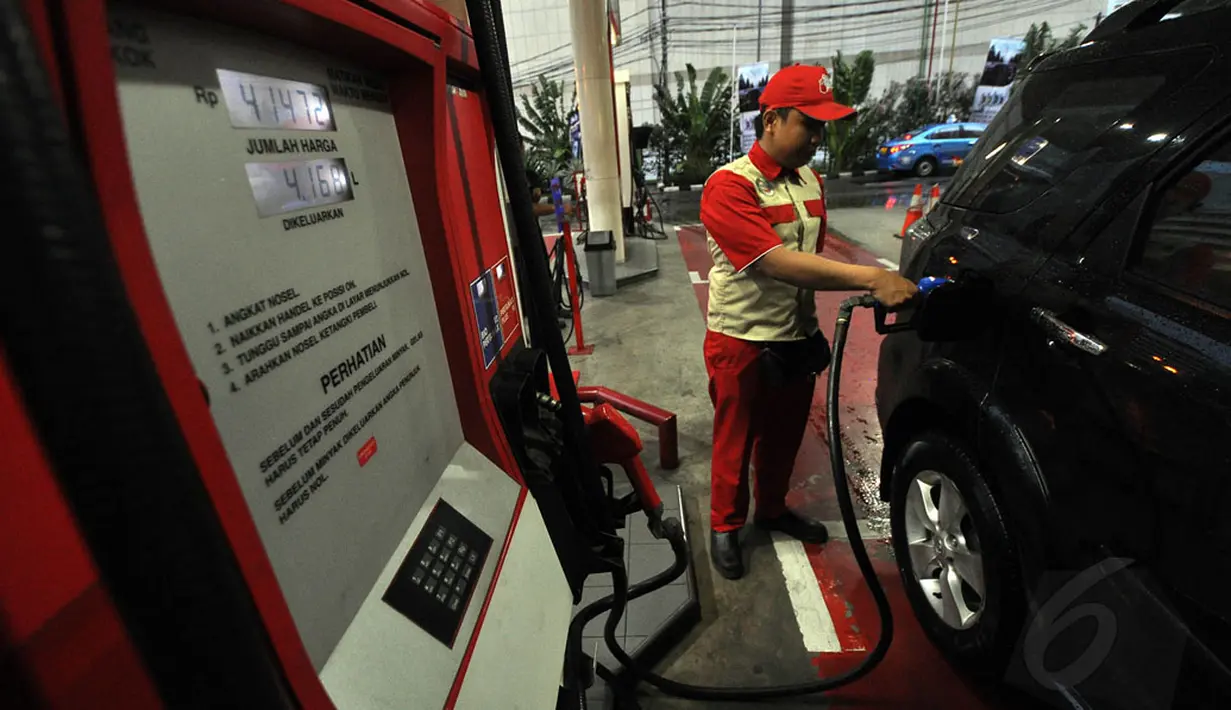 Petugas mengisi bahan bakar minyak di salah satu SPBU di Jakarta, Rabu (24/12/2014), (Liputan6.com/Miftahul Hayat)