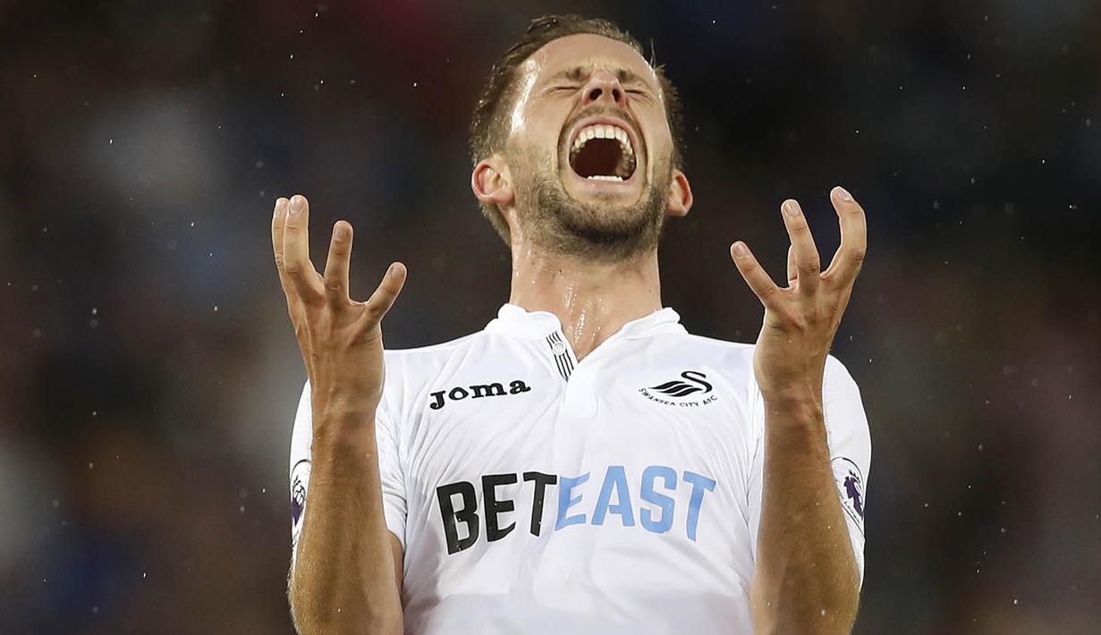 8. Gelandang Swansea, Gylfi Sigurdsson, tampak kecewa saat laga Premier League melawan Leicester di Stadion King Power, Leicester, Inggris, Sabtu (27/8/2016). (Reuters/Carl Recine)