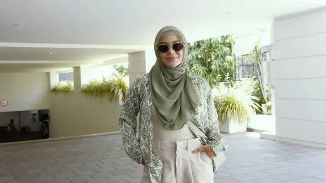 6 Potret Gaya Hijab Terbaru Aurel Hermansyah, Dikritik karena Menerawang