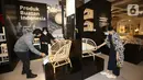 Pengunjung melihat produk buatan Indonesia di sela-sela pembukaan toko IKEA Mal Taman Anggrek di Jakarta, Kamis (7/4/2022). IKEA Mal Taman Anggrek yang menempati seluas 9,400 meter persegi menampilkan 22 room set yang desainnya terinspirasi dari kehidupan kota Jakarta. (Liputan6.com/Fery Pradolo)