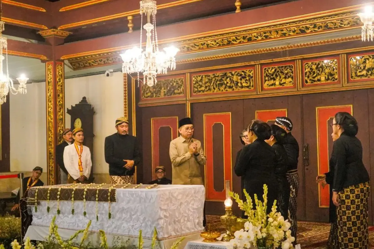 Menteri Kebudayaan atau Menbud Fadli Zon mengunjungi Keraton Surakarta Hadiningrat untuk bertakziah menyampaikan belasungkawa kepada keluarga Sri Susuhunan Pakubuwono XIII.