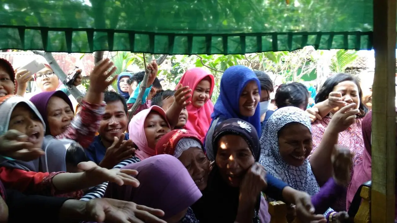 Para Pemburu Saweran Grebeg Syawal di Makam Sunan Gunung Jati