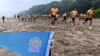 Para peserta Alas Purwo Jungle Run 2024 melewati trek pantai, serta rimbunnya pepohonan lebat. (Istimewa)