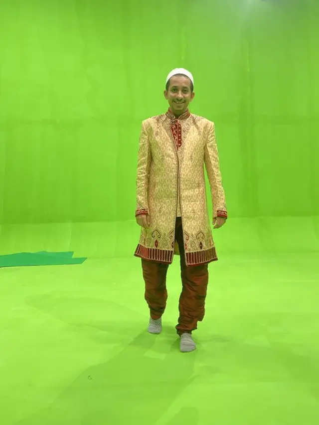 Habib Husein Ja'Far Minta Latar Fotonya Diedit, 8 Hasilnya Bikin Geleng Kepala