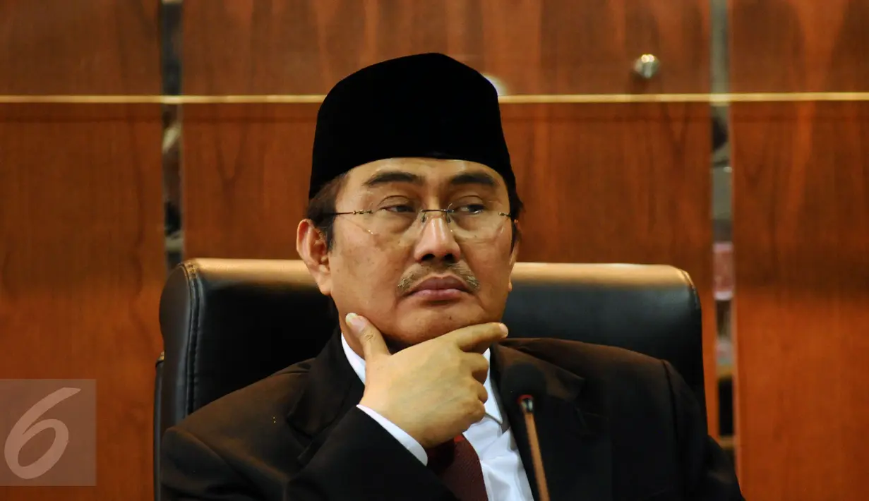 Ketua DKPP, Jimly Asshiddiqie menyimak hasil putusan terkait penyelenggara pemilu diberbagai daerah pada sidang DKPP, Jakarta, Selasa (26/1/2016). Sidang memutuskan memberi peringatan pada tiga komisioner KPU Kabupaten. (Liputan6.com/Helmi Fithriansyah)
