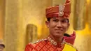 Jelang akad nikah, pangeran mateen melaksanakan prosesi Majlis Istiadat Berbedak yang merupakan upacara berpakaian. Dalam upacara keempat ini, pangeran mengenakan pakaian serba merah. [@missnoorcahaya]