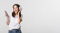 Wanita yang sedang mendengarkan musik menggunakan headphone (Foto dok : Freepik/benzoix).