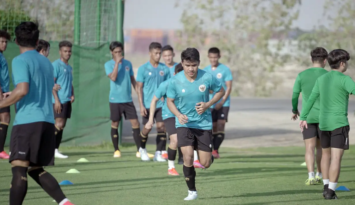 Pemain Ansan Greeners FC, Asnawi Mangkualam mengikuti latihan bersama Timnas Indonesia di lapangan sepak bola JA Centre of Excellence & Shooting Club, Dubai. (Foto: Dokumentasi PSSI)