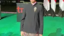 Franka Makarim, Istri Menteri Pendidikan tampil elegan dengan kebaya hitam Janggan dipadukan bros dan kain batiknya. [@frankamakarim]