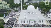 Foto Udara memperlihatkan suasana shalat Idul Adha di Masjid Al-Azhar, Kebayoran Baru, Jakarta Selatan, Minggu (16/6/2024). (Liputan6.com/Herman Zakharia)