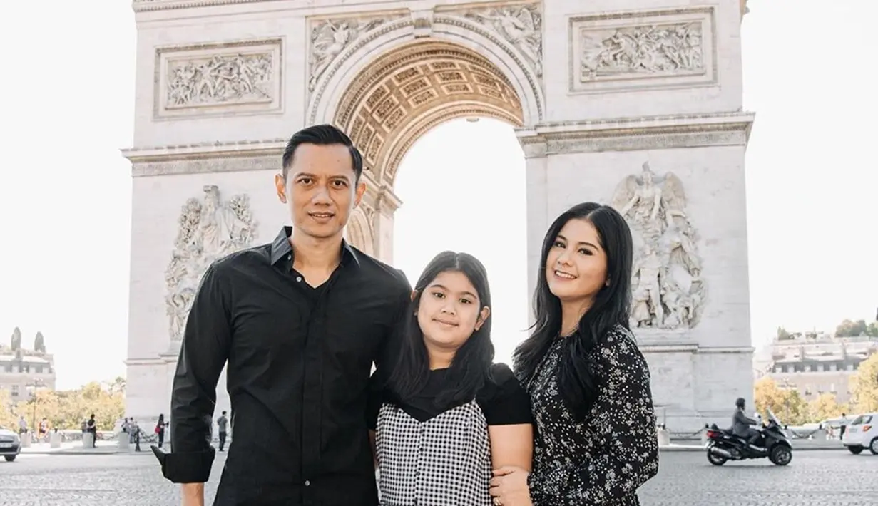 Kemesraan Annisa Pohan dengan keluarga terlihat saat mengunjungi negara Prancis. Bersama dengan putrinya yang bernama Almira Tunggadewi Yudhoyono dan suaminya AHY, terlihat raut wajah bahagia dari keluarga harmonis ini. (Liputan6.com/IG/@annisayudhoyono)