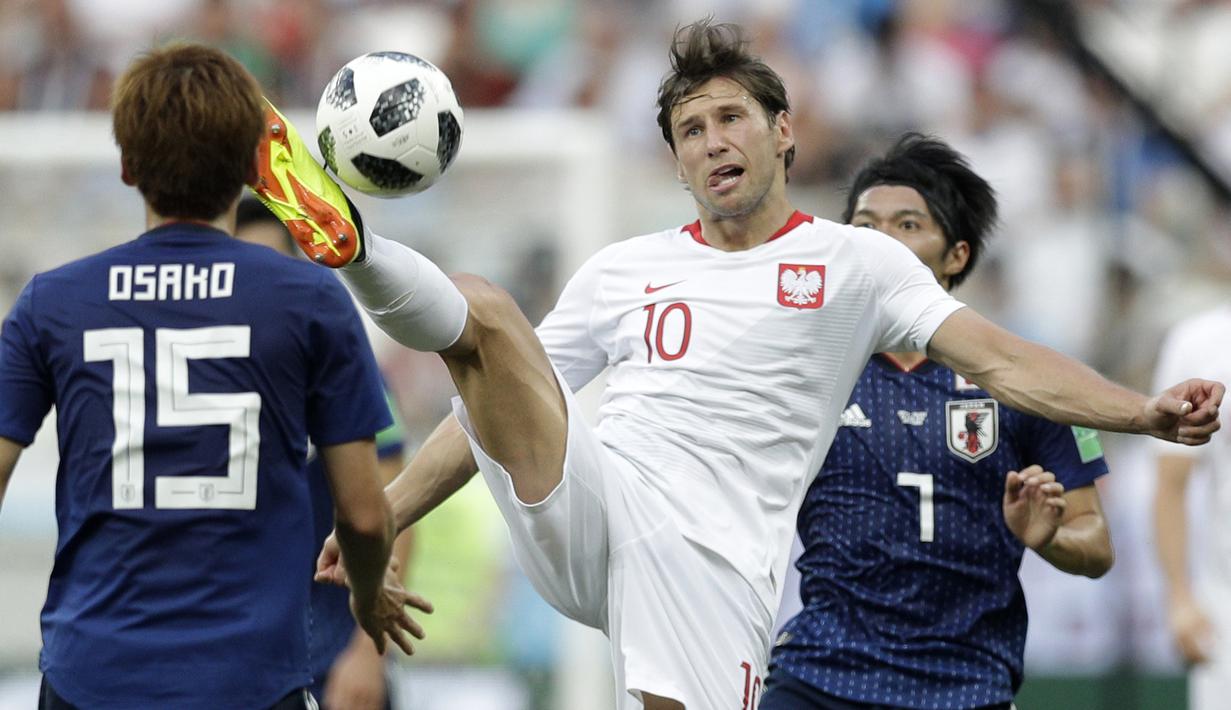 Aksi pemain Polandia, Grzegorz Krychowiak (tengah) menghalau bola dari kejaran pemain Jepang pada laga terakhir grup H di Volgograd Arena, Volgograd, Rusia (28/6/2018). Jepang kalah 0-1 dari Polandia. (AP/Andrew Medichini)