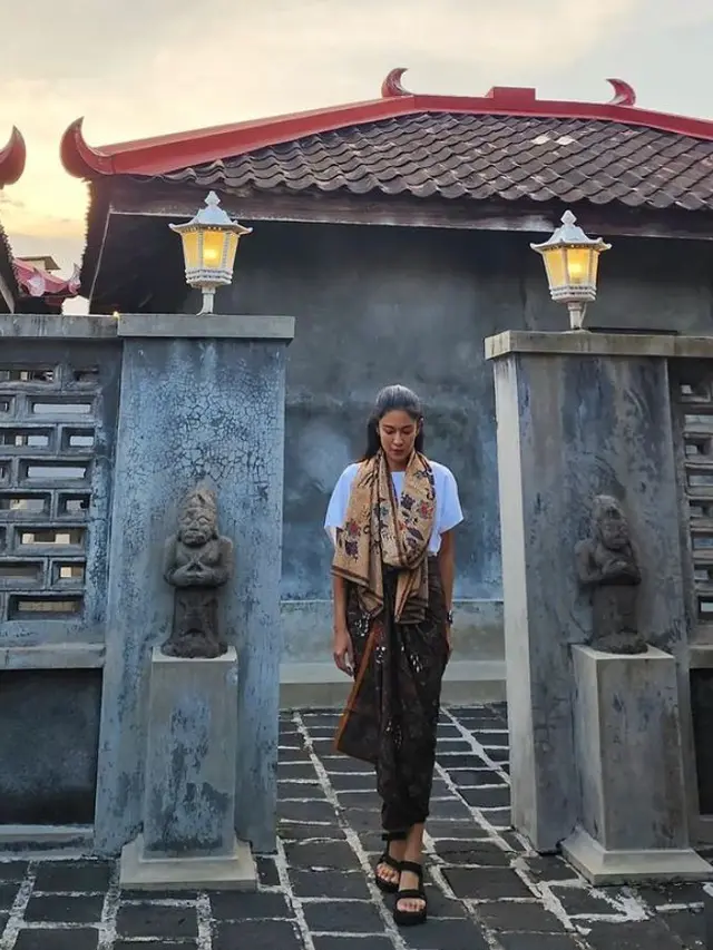 3 Potret Gaya Dian Sastro Jalan-jalan di Solo, Stylish dengan Padu Padan Batik