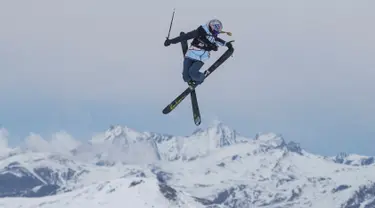 Juara Olimpiade musim dingin Selandia Baru, Kelly Sildaru dari Estonia beraksi di resor ski Cardrona di Queenstown, (27/8). (Iain McGregor/Winter Games NZ via AP)