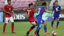 Pemain Indonesia U-23, M. Hargianto (kiri), berebut bola dengan pemain Filipina U-23, Paolo Bugas, dalam penyisihan Grup A Sepakbola SEA Games 2015 di Stadion Jalan Besar, Singapura. Selasa (9/6). (Bola.com/Arief Bagus)