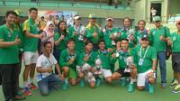 Tim putra dan putri Jawa Timur merebut medali emas di nomor tenis beregu PON 2016, di Lapangan Tenis GOR Saparua, Bandung, Jumat (23/9/2016), Jumat (23/9/2016). (Bola.com/Fahrizal Arnas)