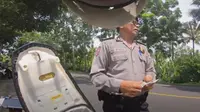 Oknum polisi diduga memeras seorang turis asal Jepang di Bali (Dok.YouTube/Style Kenji)