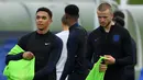 Bek Inggris Trent Alexander-Arnold (kiri) dan gelandang Eric Dier saat latihan di St George's Park di Burton-on-Trent, Inggris tengah, (4/9). Inggris akan bertanding melawan Spanyol laga persahabatan internasional 8 September. (AFP Photo/Paul Ellis)