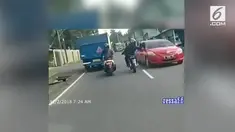 Seorang pemotor yang ugal-ugalan beraksi arogan dengan menghancurkan spion mobil yang melintas. Mobil disangka melawan arah saat sedang hindari kendaraan lain.