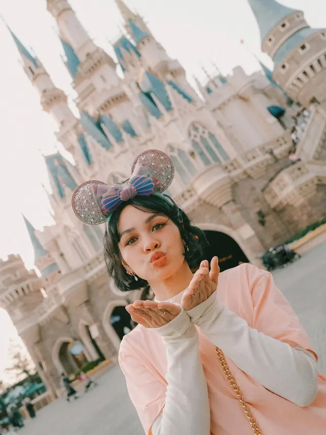 Potret Cantik Andien Aisyah Main ke Disneyland, Tampil Bak ABG dengan Warm Makeup dan Headpiece Minnie Mouse