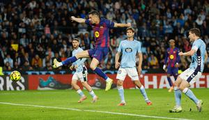 Robert Lewandowski mencetak gol di laga Celta Vigo vs Barcelona di pekan ke-12 La Liga 2025/2026 di Balaidos, Senin (10/11/2025) dini hari WIB. (AP Photo/Lalo R. Villar)