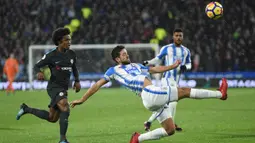 Bek Huddersfield, Tommy Smith, membuang bola dari kejaran gelandang Chelsea, Willian, pada laga Premier League di Stadion John Smith, Huddersfield, Selasa (12/12/2017). Huddersfield kalah 1-3 dari Chelsea. (AFP/Oli Scarff)