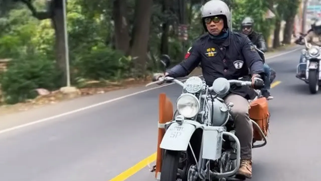 Me Time ala Ridwan Kamil Usai Urus Keperluan Keluarga, Potong Rambut hingga Motoran