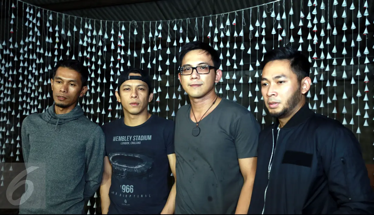 Band NOAH kembali menggarap video klip untuk single Suara Pikiranku yang terangkum di album Second Chance di  kawasan Narogong, Bekasi, Jawa Barat, (8/7/2015). Ini merupakan video klip keempat dari single ketiga mereka. (Liputan6.com/Panji Diksana)