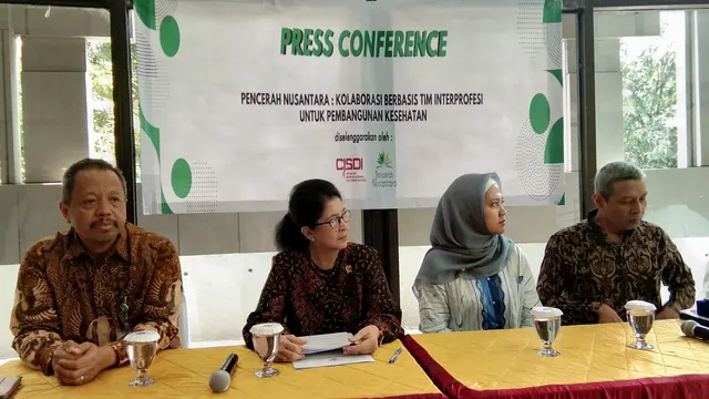 Menteri Kesehatan Republik Indonesia Nila F. Moeloek mengatakan bahwa keberadaan dukun beranak bisa berguna bagi para tenaga medis (Liputan6.com/Giovani Dio Prasasti)