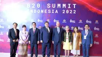 Menko Airlangga bertemu dengan Executive Chairman World Economic Forum (WEF) Klaus Schwab di sela-sela penyelenggaraan B20 Summit di Nusa Dua, Bali (dok: Ekon.go.id)