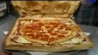 Selain menciptakan kotak pizza yang bisa dimakan, kedai ini juga pernah membuat pizza dengan topping pizza.